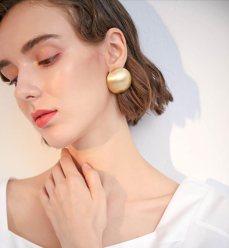 HUANZHI Nuovo 2019 di Modo Stereoscopico Geometrica Mezza Sfera Oro Opaco Metallo Grande Orecchini con Perno per le donne Delle Ragazze Del Partito Accessori