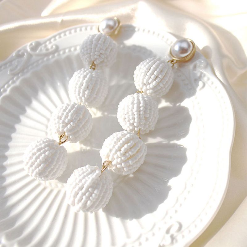 Halskette im retro-boho-stil mit perlenbesatz, reinweiß, leicht und extravagant – das perfekte accessoire für festliche anlässe.