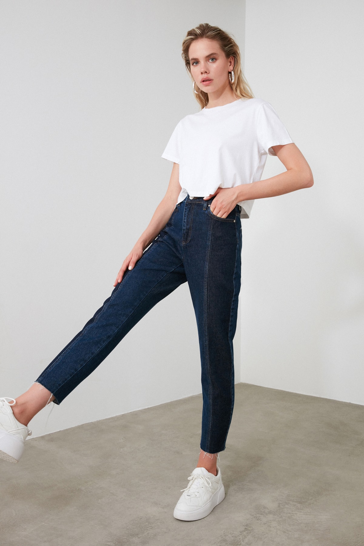 Trendyol Blue Block Wash Detailed High Bel Mom Jeans TWOAW20JE0109
