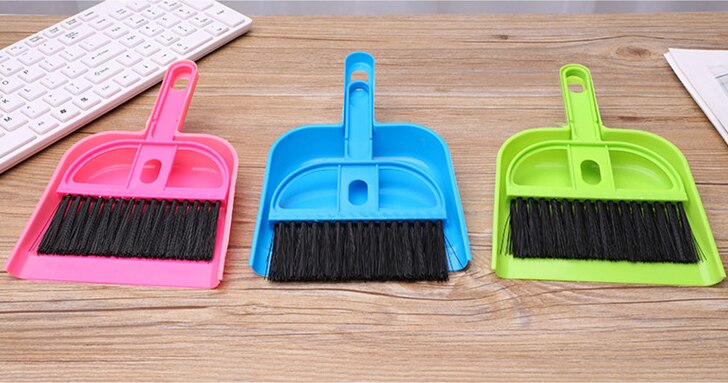1 pz mini desktop piccola scopa spolverare desktop spazzare impostato di spazzole per la pulizia della tastiera angoli del desktop strumenti domestici: casuale colore 1pezzi