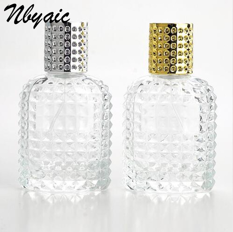 Een vintage kristalglazen parfum flesje met groen in de massa