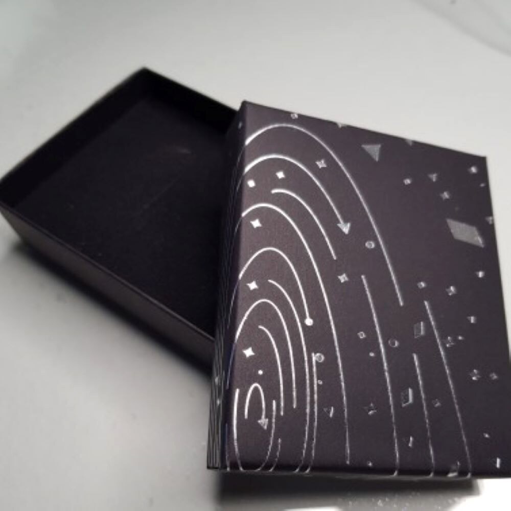 Smykkeskrin stjerne sølv smykkeskrin til smykker øredobber ringe halskjede armbånd svart bag kartong med blått gullbånd