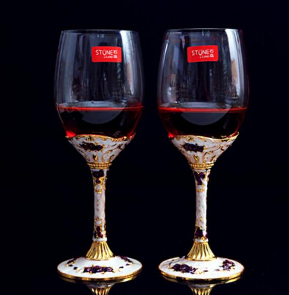 Luxury party party glass wine cup Beautifully embossed base glass red wine glass: B