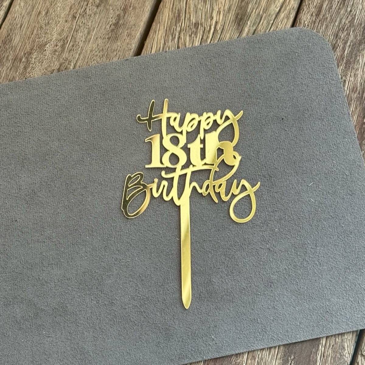 18e verjaardagsfeestje decoratie thema voor evenement benodigdheden taart toppers hangende banner servies set borden kopjes servetten tafelkleed