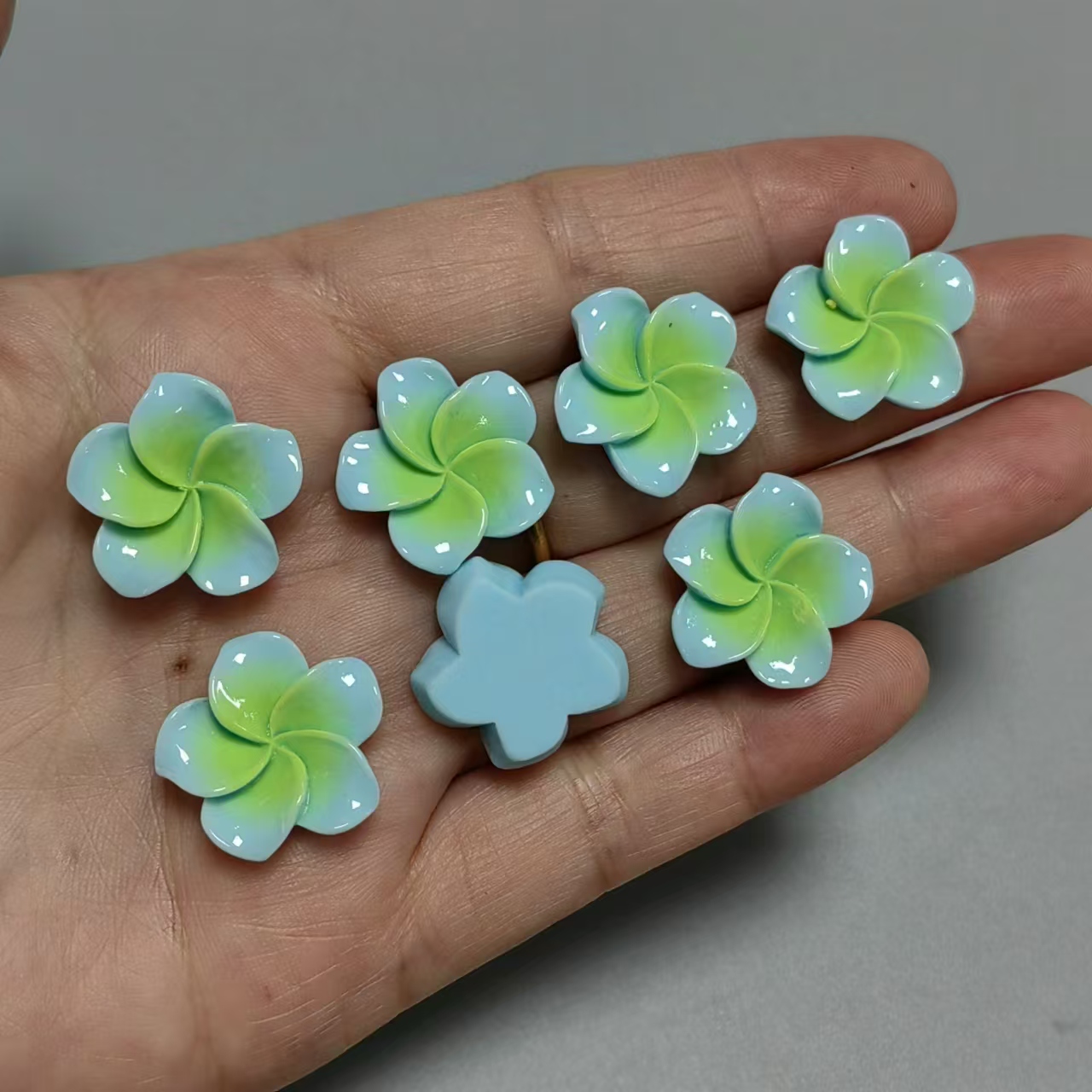 10 Uds. De resina fresca, flor colorida, accesorios de pegamento en crema DIY, hebilla de zapato hecha a mano, Clip para el pelo, decoración de funda de teléfono, dijes artesanales: Marfíl