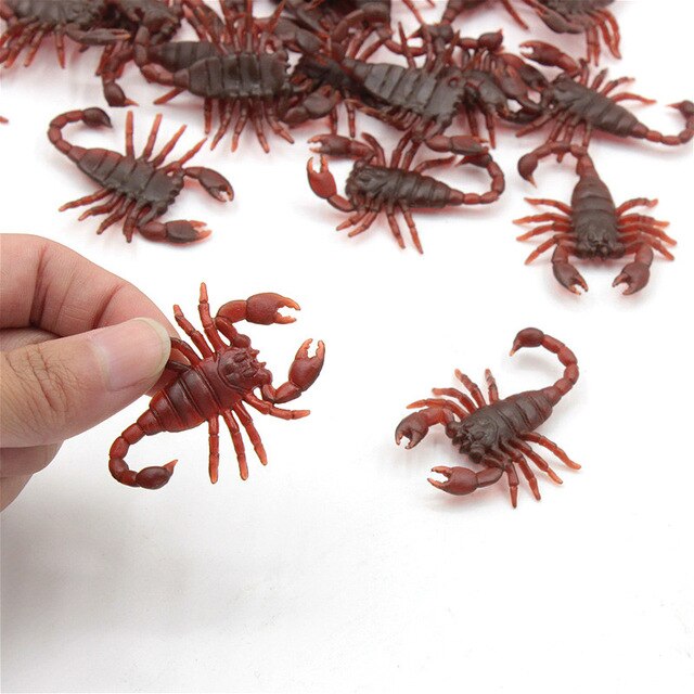 1 stk skræmmende ormgags praktiske vittigheder halloween gadget plast joke dekoration rekvisitter gummi legetøj plastik bugs kakerlak: D 5 stk