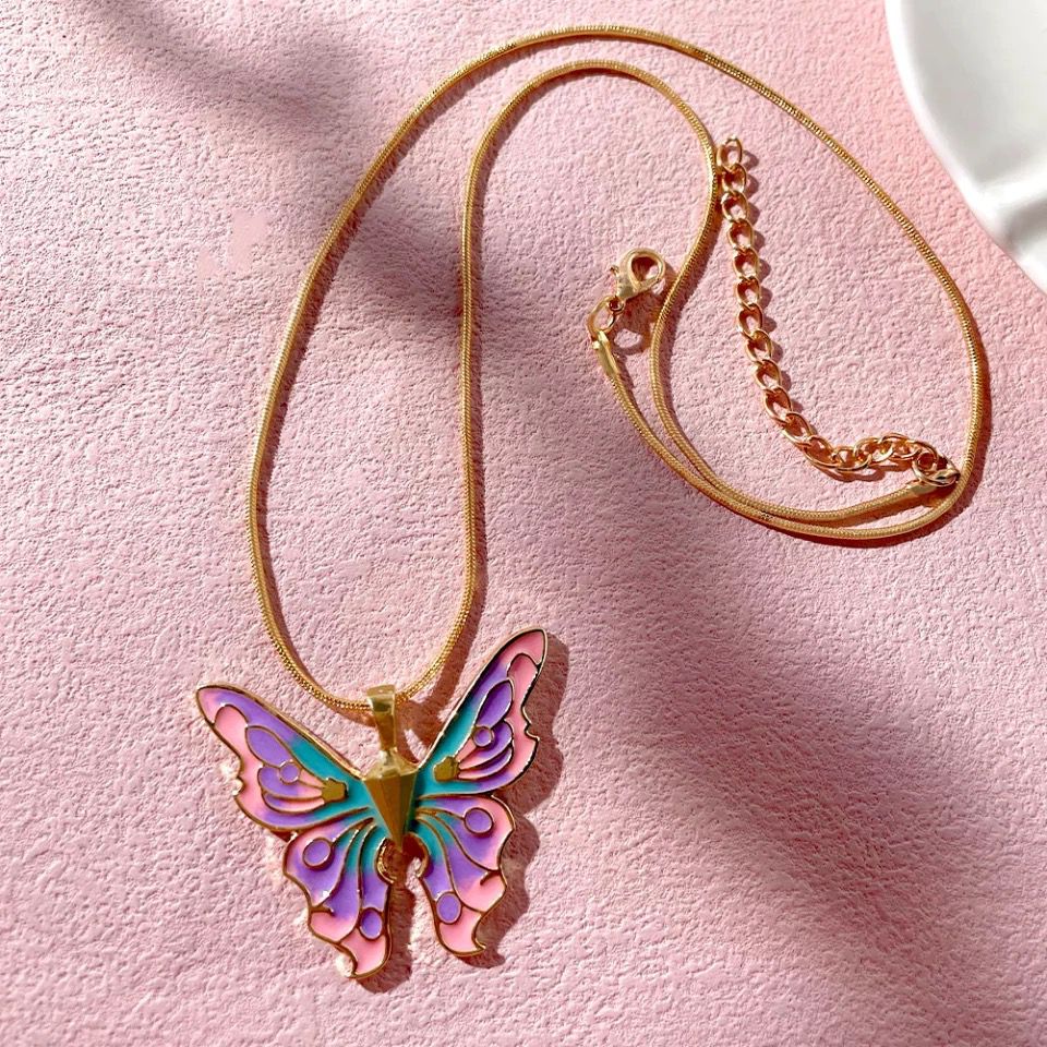Collar bohemio con colgante de mariposa para mujer, Color dorado, Retro, Simple, perla de imitación, collares para clavícula, de joyería para pareja y chica: Color amarillo dorado claro