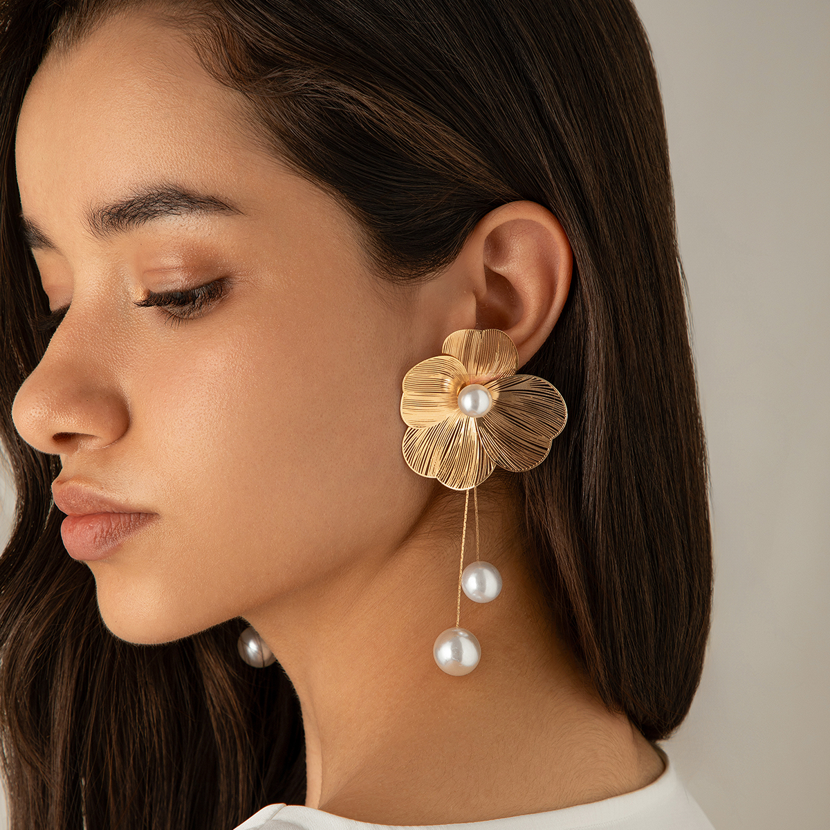 Pendientes largos románticos con borlas y pétalos de flores para mujer, aretes colgantes con perlas de imitación, de joyería para boda 2024