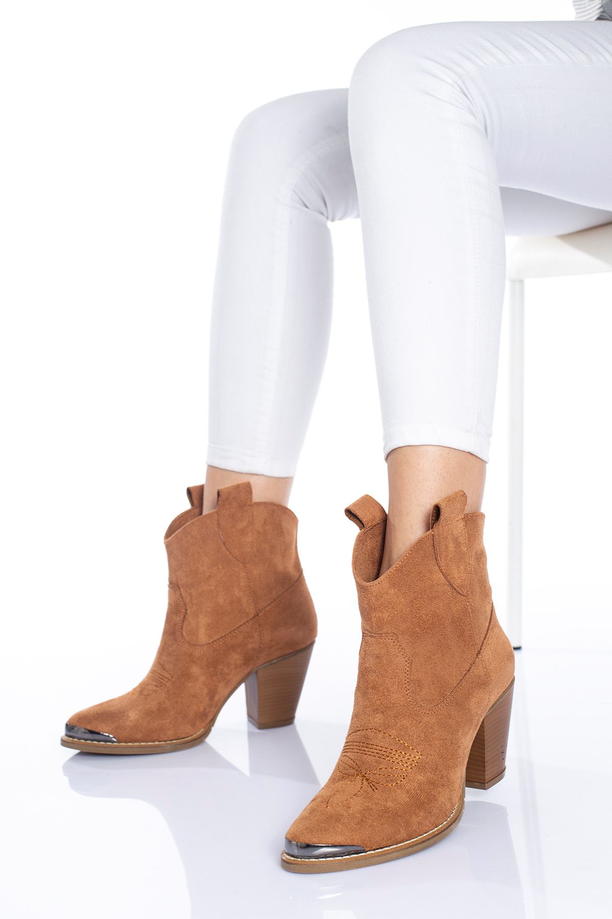 Bottes en daim pour femmes, couleur beige, talon haut de 7 Cm. Bottines modernes avec bout en métal pour femme, chaussures d&#39;hiver confortables