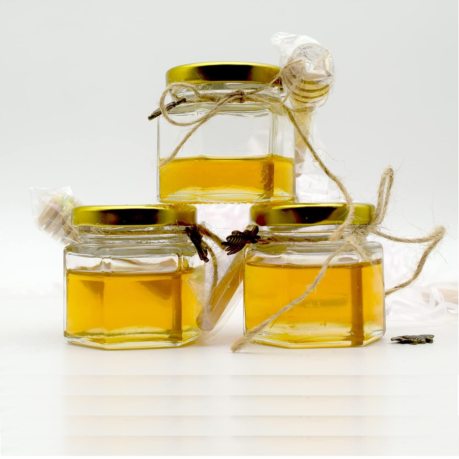 20 Stück 1,5 Unzen kleine Honiggläser aus Glas – Honiggläser aus Glas mit goldenen Deckeln, hölzernen Löchern, Bienenanhängern und Juten für Höhle St. Patrick's Tag