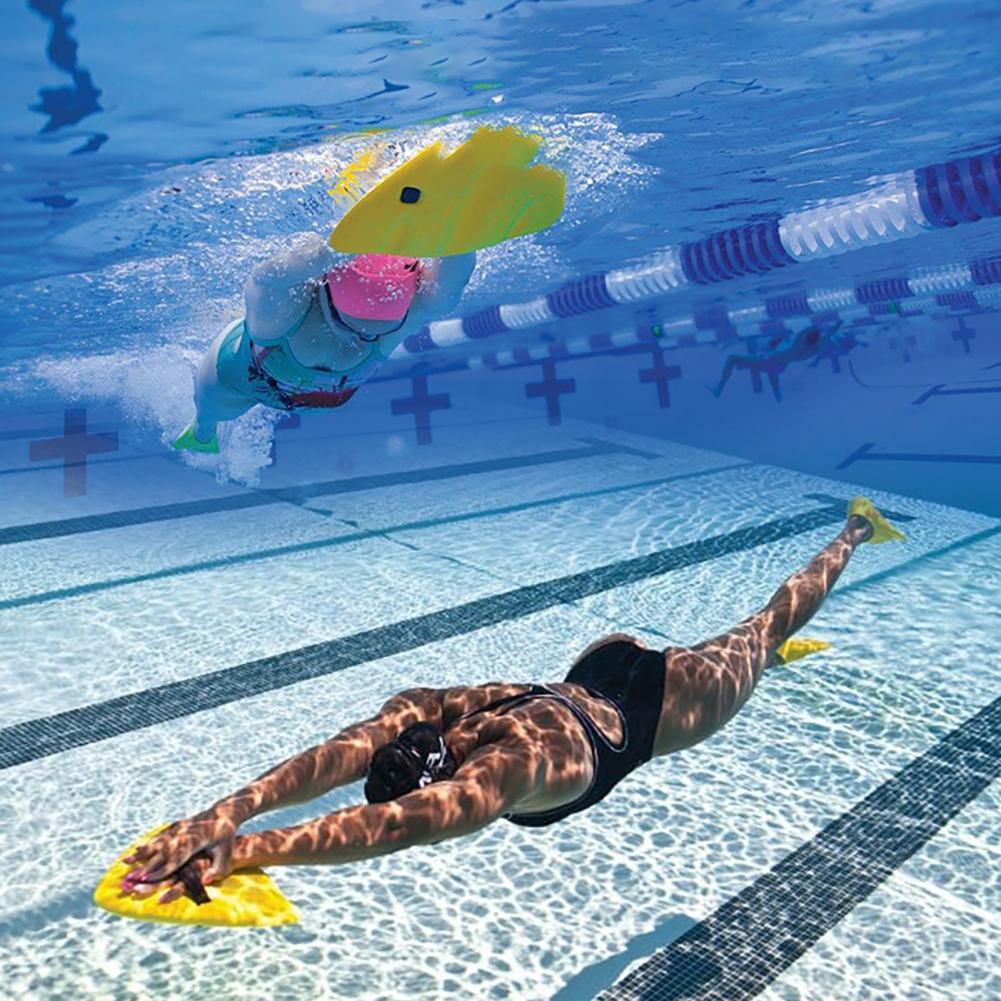 Effektives, hochdichtes schwimmbrett aus griffigem eva-material mit guter auftriebskraft und a-förmiger konstruktion – ein praktisches schwimmbrett.