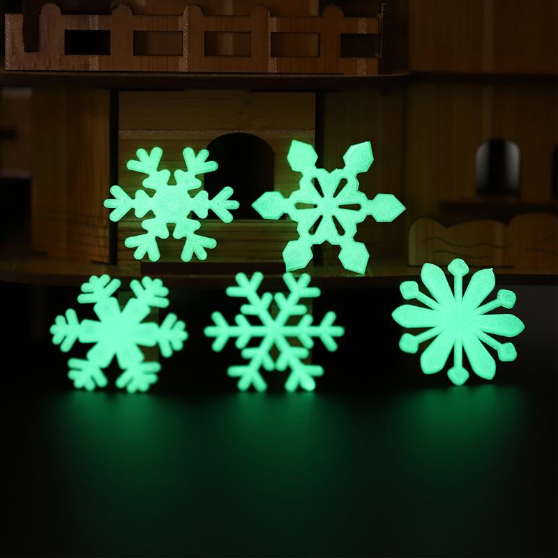 Tinksky 50Pcs Sneeuwvlok Glow Stickers Muurstickers 3D Lichtgevende Fluorescerende Muurstickers Raam Kleeft Voor Kerst Kinderkamer
