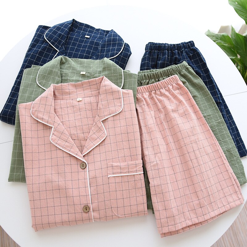 Novedad de verano, pijamas de dos piezas para parejas, pantalones cortos a cuadros de manga corta para hombres, 100% de gasa de algodón, conjunto sencillo de servicio doméstico para mujeres, ropa de dormir