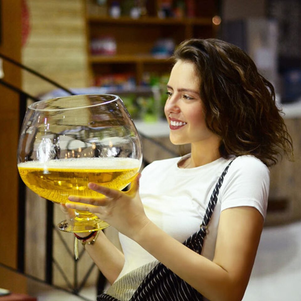 Enormt ölglas bägare kristall champagneglas roligt stort bröllopsfest snapsglas dricka vatten öl vinglas kopp mugg