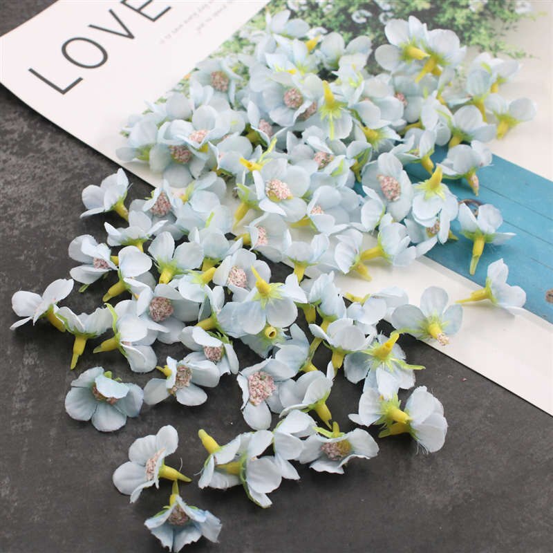 50 stuks 2cm veelkleurige madeliefjeshoofdjes mini zijden kunstbloemen voor kransen, scrapbooks, decoratie voor thuis en bruiloften: Lichtblauw