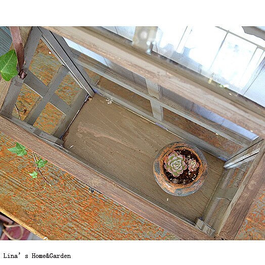 Mini serre vintage, artisanal avec cadre en bois brun antique, panneau en verre
