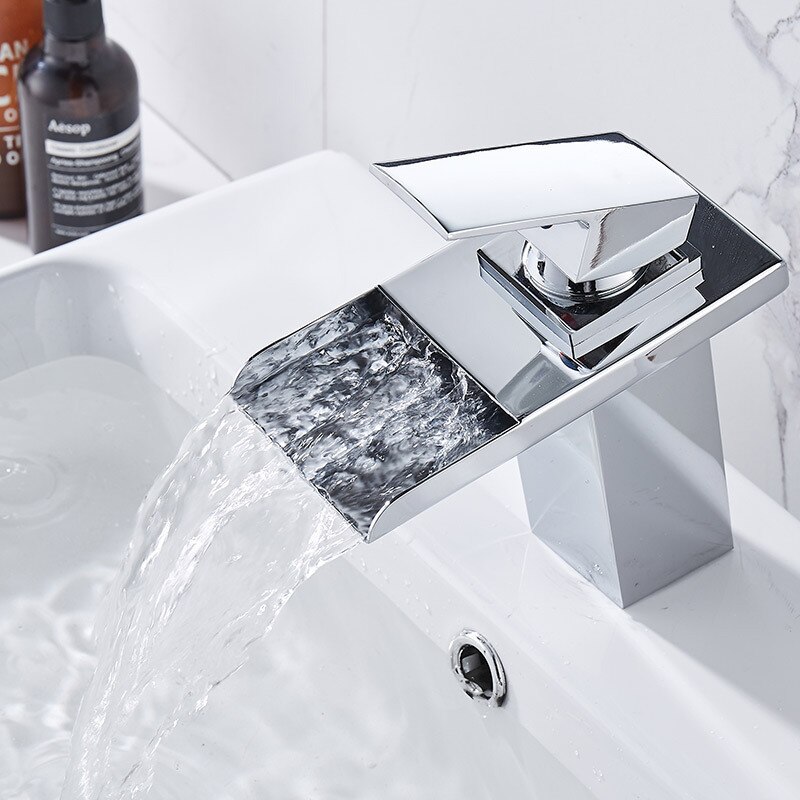 Håndvask temperaturføler ledet vandhane messing vandfald temperatur farver skifte badeværelse mixer vandhane monteret på håndvaskhaner: Sølv