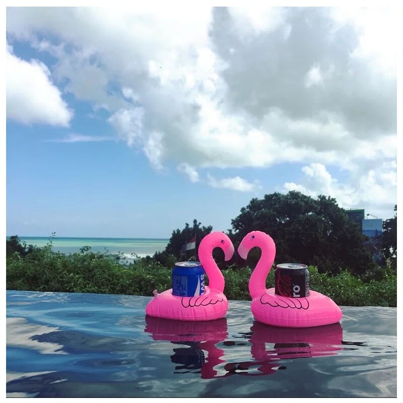 Sommer svømmepøl flydende oppustelig flamingo holder vand drinks kop strand mobiltelefon kop pleje flydende række