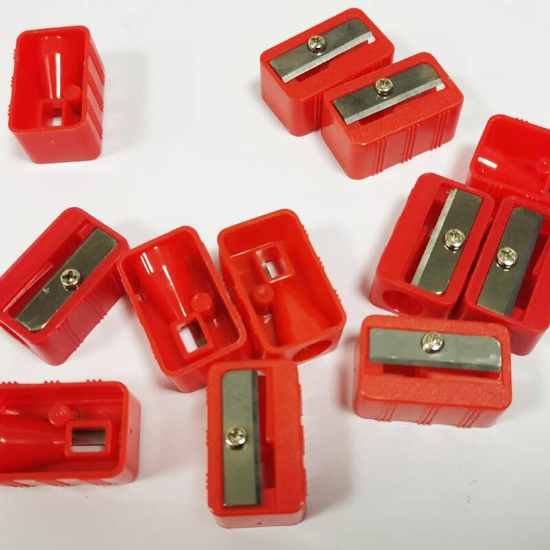 Plast mini röd pennvässare ett hål studenter brevpapper rektangel skärkniv liten manuell pennvässare