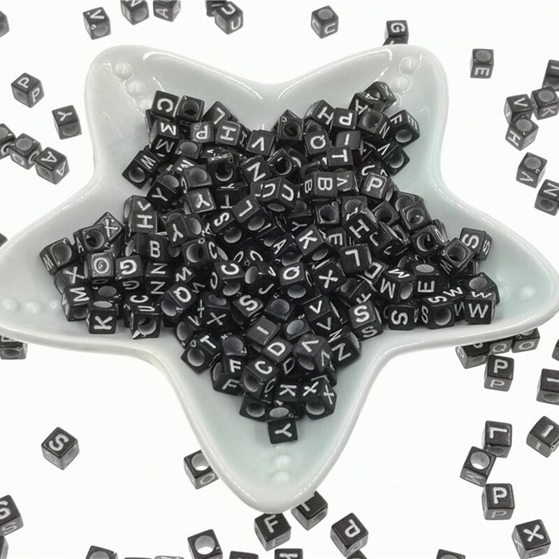 150 stk akryl alfabet perler diy legetøj børn perle snøring halskæde armbånd smykker til børn pige håndlavning håndværk legetøj: Sorte hvide ord