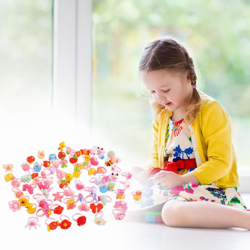 50 pz di Plastica Del Fumetto Dei Capretti Bambini Colorati Anello Della Ragazza Festa Di Compleanno Del Regalo