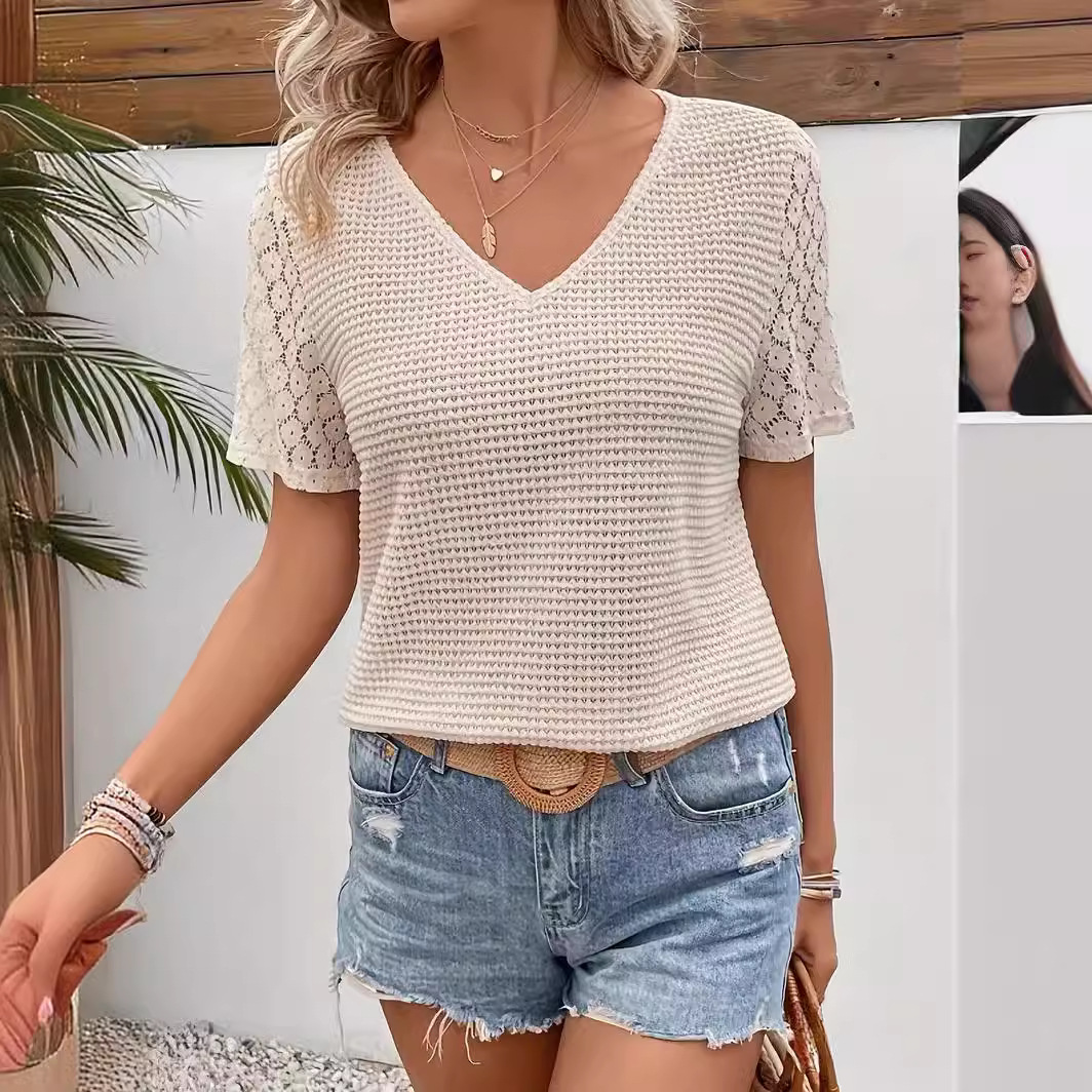 Een casual, losvallend t-shirt met v-hals, gebreide jacquardstof en dezelfde stijl als een beroemdheid, eenvoudig te combineren met een blouse.