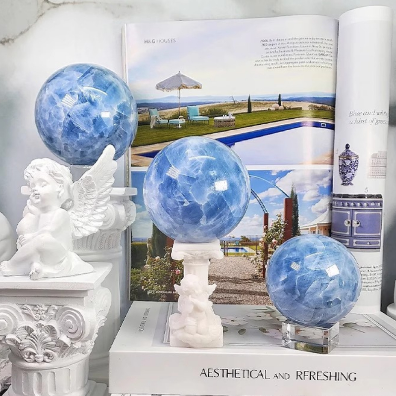 Helt naturlig celestitt krystallkule, de blå utsøkte yogakrystallkulene i tre tilfeldige farger til hjemmedekorasjon