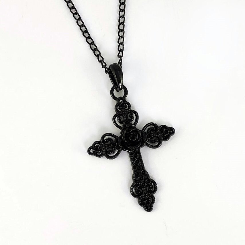 Collana croce gotica nera con dettaglio rosa-collana Trad Goth, gioielli gotici neri, pendente croce ornata, regalo gotico