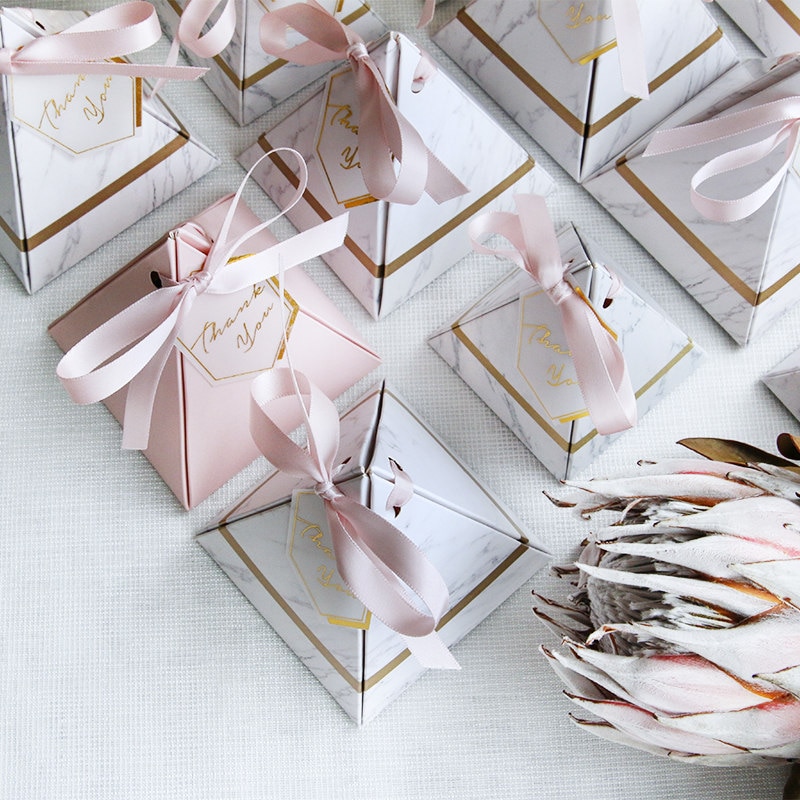 50pcs/100pcs Pyramid Style Candy Box Chocolate Box Wedding Favors Boxes With THANKS Card & Ribbon Party Supplies