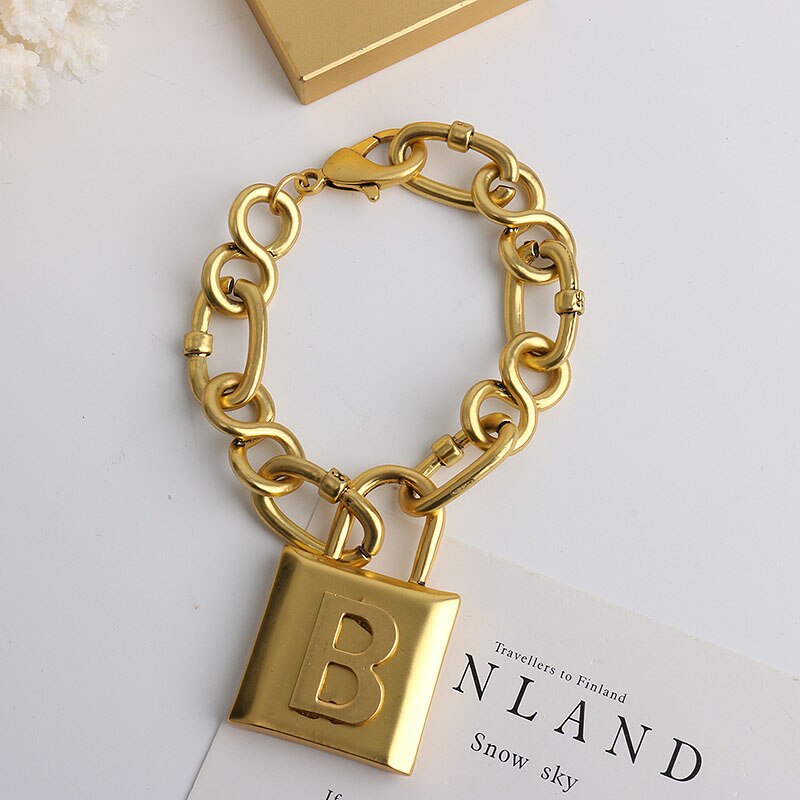 HANGZHI – Bracelet Punk rétro avec pendentif lettre B Lock, à chaîne épaisse exagérée, pour femmes et hommes, bijoux de fête à la ,: B-Bracelet