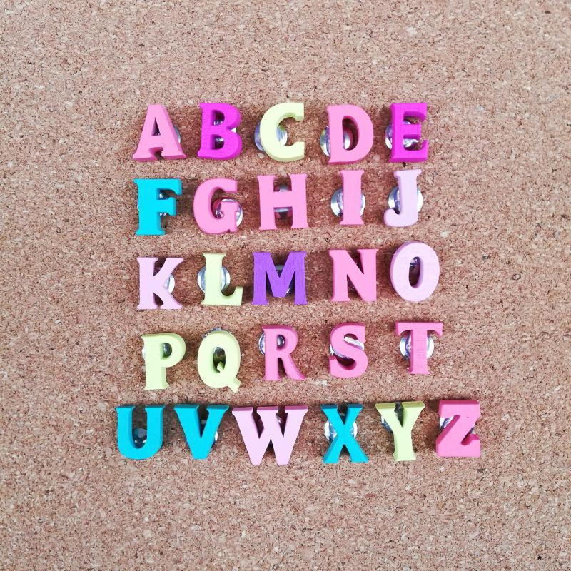 50 stücke Druckbolzen Kork Holz Englisch Buchstaben Metall Zauberstab ICH-förmigen Nagel verpackt Kunst Dekoration Reißzwecke Foto Zauberstab Dekoration druckbolzen
