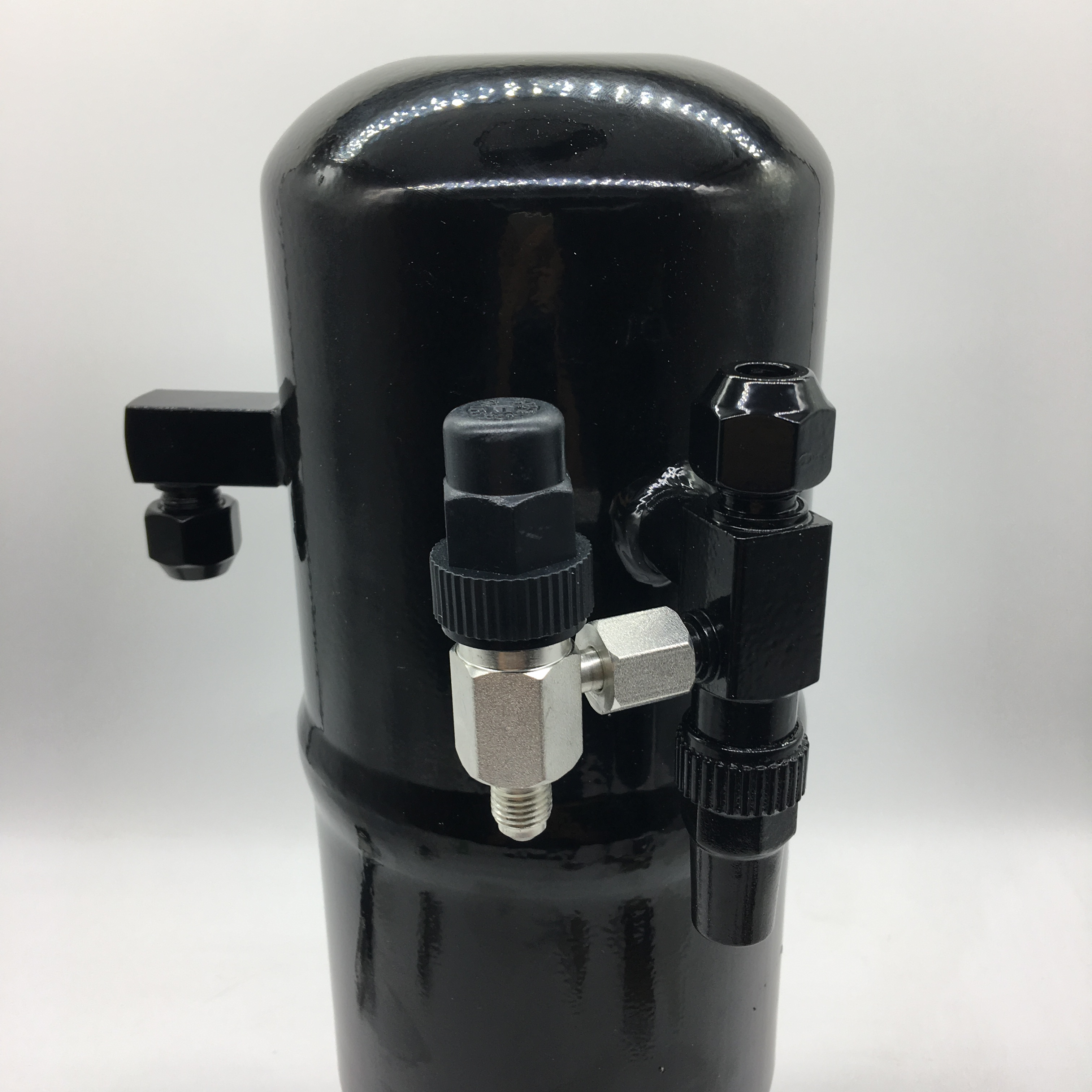 Vandret rotalock-afspærringsventil arbejder sammen med vinkelventil, der giver adgang til flere funktioner i køleenheden