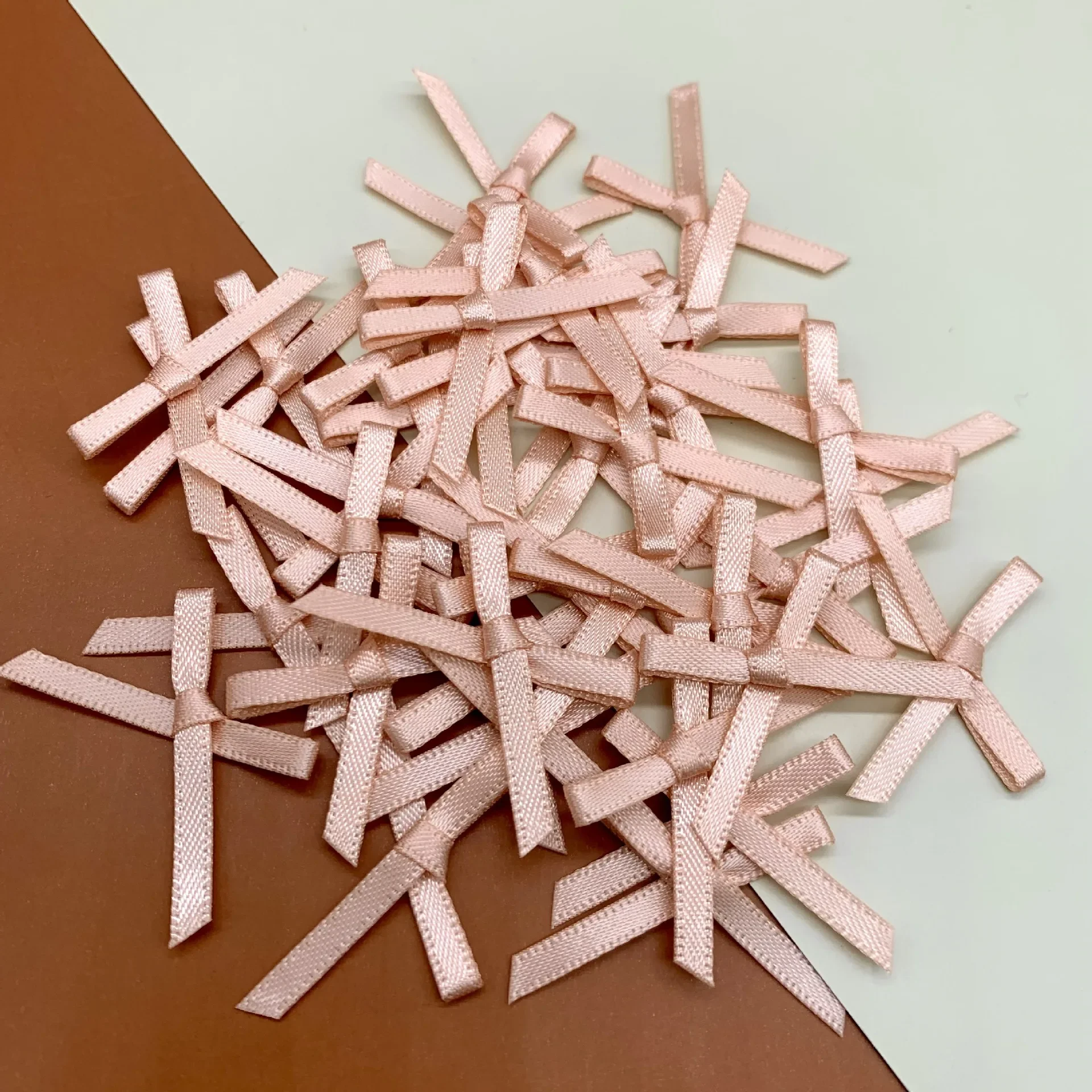 100 Uds Mini cinta de raso flores lazos lazos artesanía Scrapbooking adorno proyectos de bricolaje pajaritas decoración pinzas para el cabello lazos para el cabello de mascotas