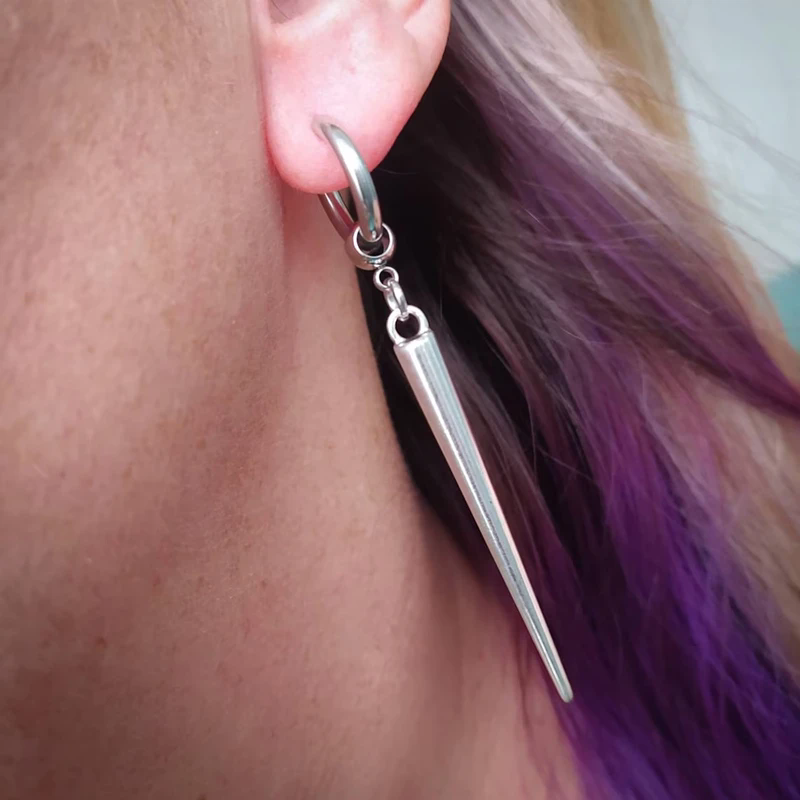 Brincos de argola huggie com pontas grandes, brincos góticos, punk, emo, alternativos, brincos femininos, joias masculinas