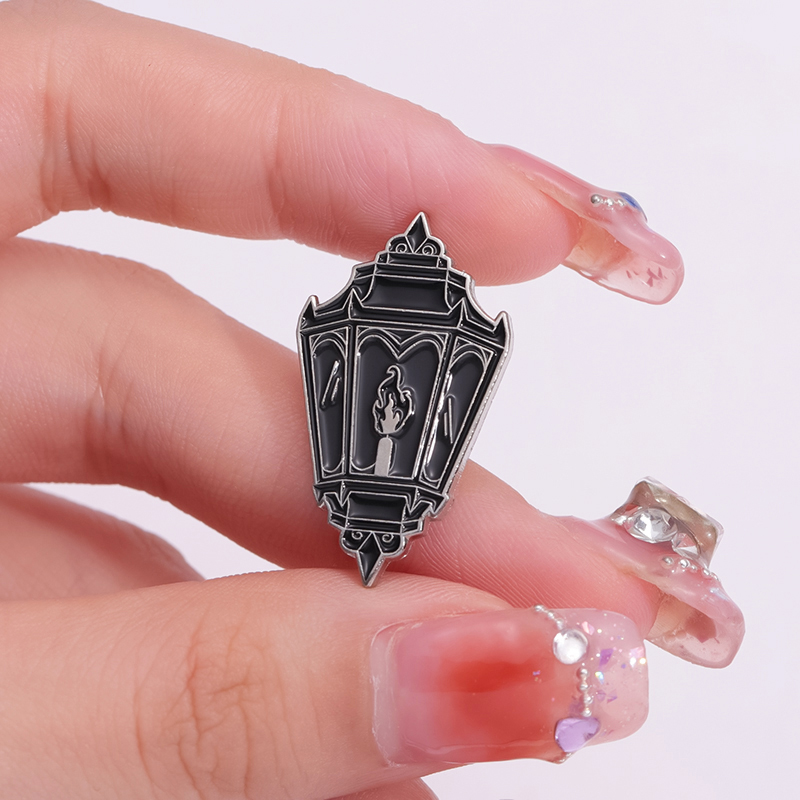 gotisch Schwarz Feuer Laterne Emaille Stift gespenstisch Halloween Brosche Revers Rucksack Abzeichen Festival Schmuck für Freunde