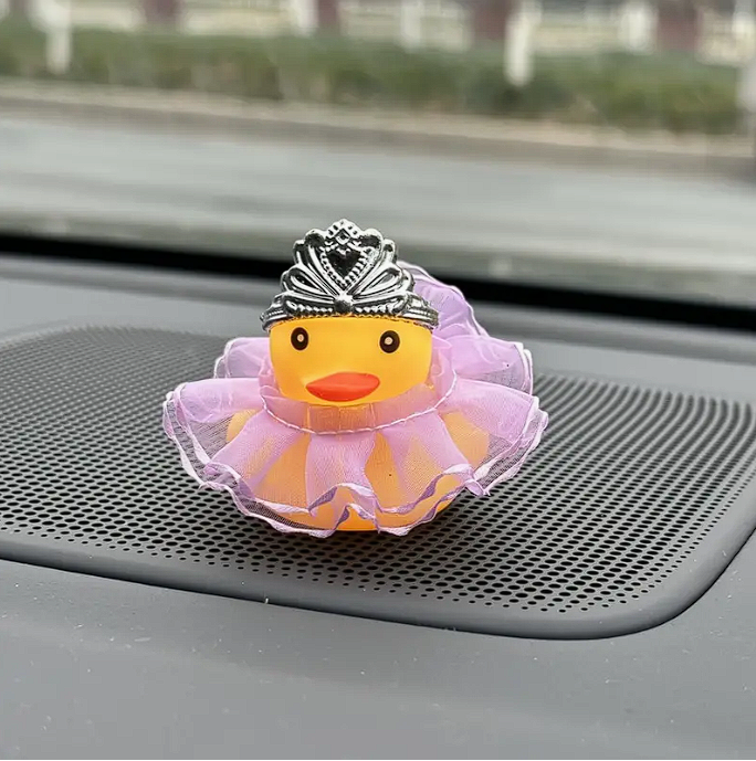 Auto rubberen eend, gele eend decoratie dashboard met zonnehoed zwemring ketting: Bruin