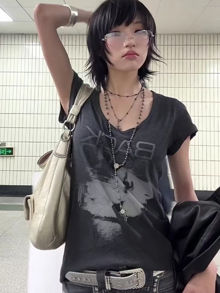 Estetiikkaa, graffitikuvioinen, kapea malli, naisten t-paita, 2000s kpl vintage-kulutettua lyhythihaista t-paitaa,  y2k kpl v-aukkoista streetwear-grunge-toppia