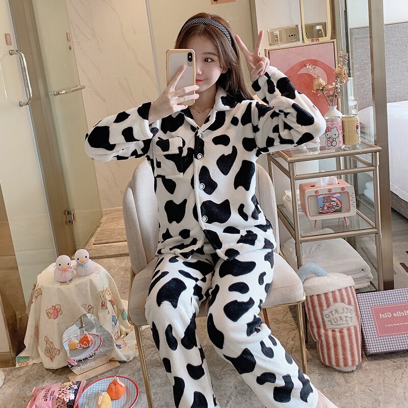 Conjunto de pijama de franela con estampado de vaca para mujer, ropa de dormir de manga larga gruesa y cálida, de terciopelo Coral, para el hogar, para invierno,
