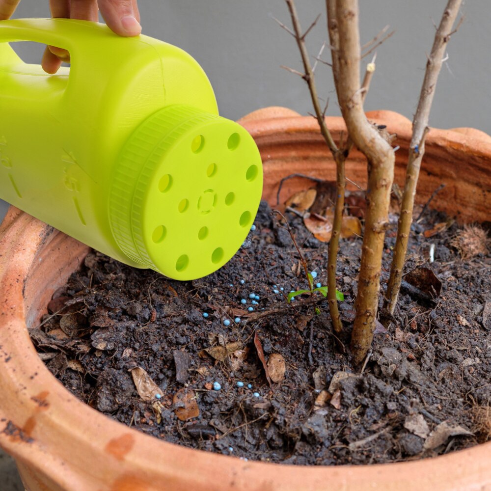 2L Handheld Spreader Salt and Spreader Melt Salt Dispenser for Lawn Garden