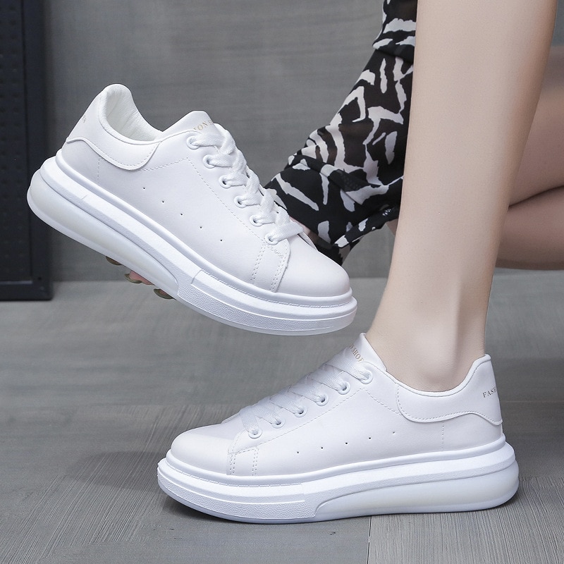 Novo pequeno branco sapatos, sola grossa esportes e lazer placa sapatos, meninas alta ascensão tênis de corrida