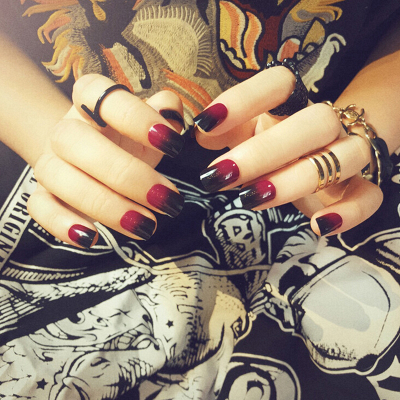 Eenvoudige 24 Stks/set Rode Gradiënt Jump Kleur Afgewerkt Nep Nagels Korte Size Volledige Nail Tips Patch Lady Art Tool: Dark Grey