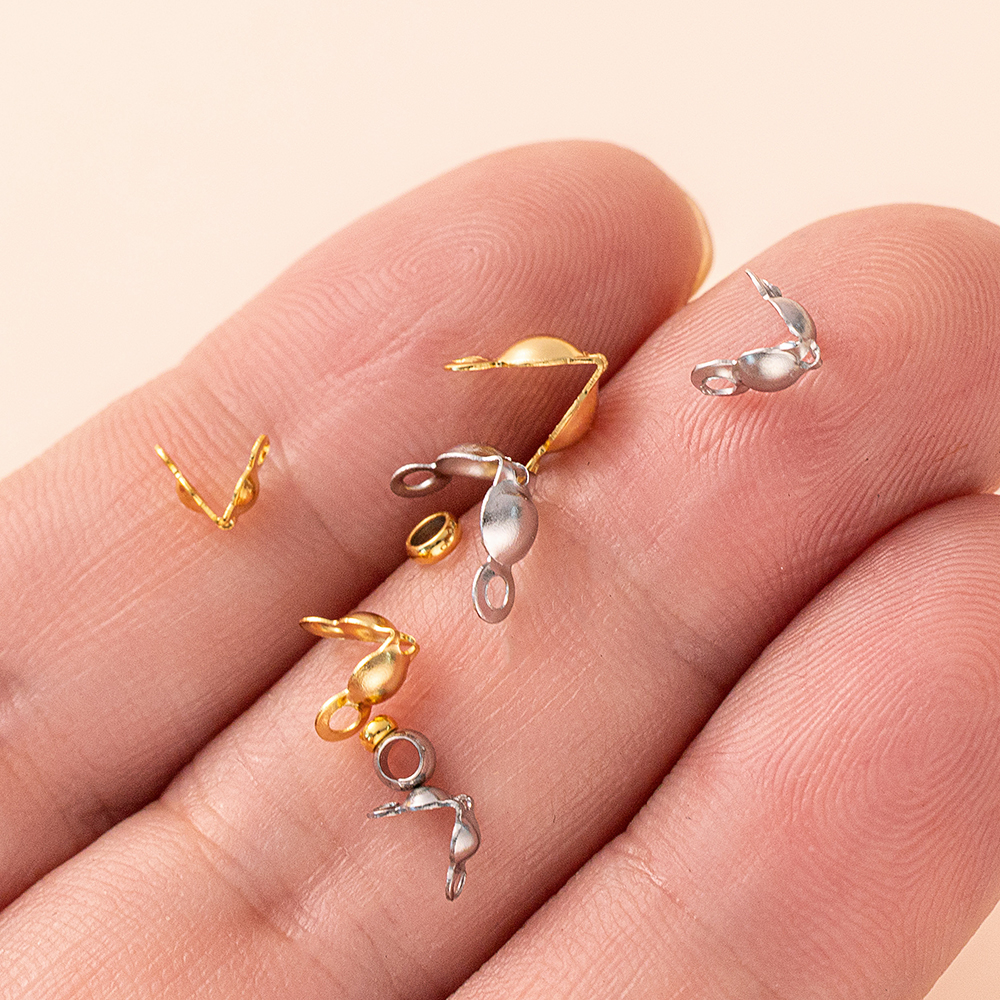 50 Uds. De puntas de cuentas de engarce de acero inoxidable, cubiertas de nudos, puntas de cuentas plegables con 50 Uds. De tapas finales para fabricación de joyería artesanal DIY