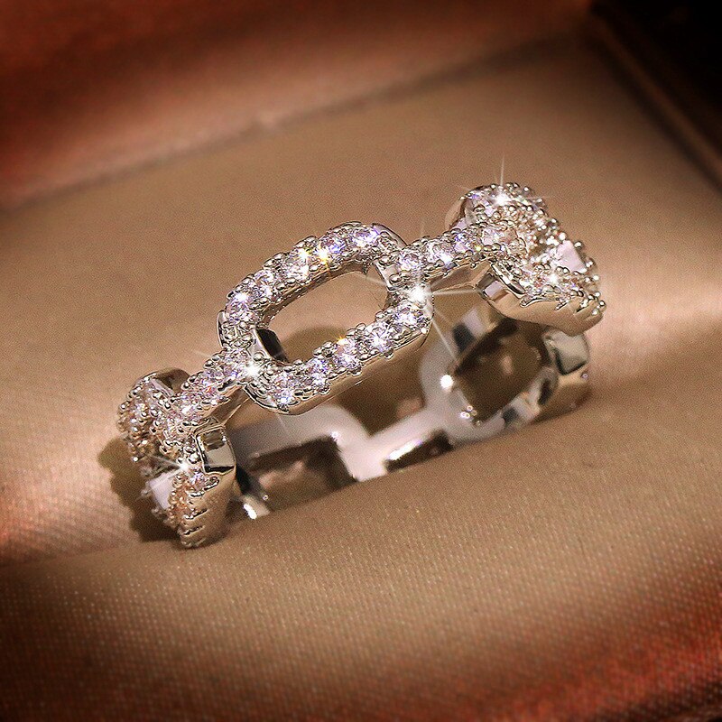 Luxus Weibliche Weiß Kristall Stein Ring Charme Silber Farbe Hochzeit Ringe Für Frauen Jahrgang Platz Hohlen Dünne Engagement Ring