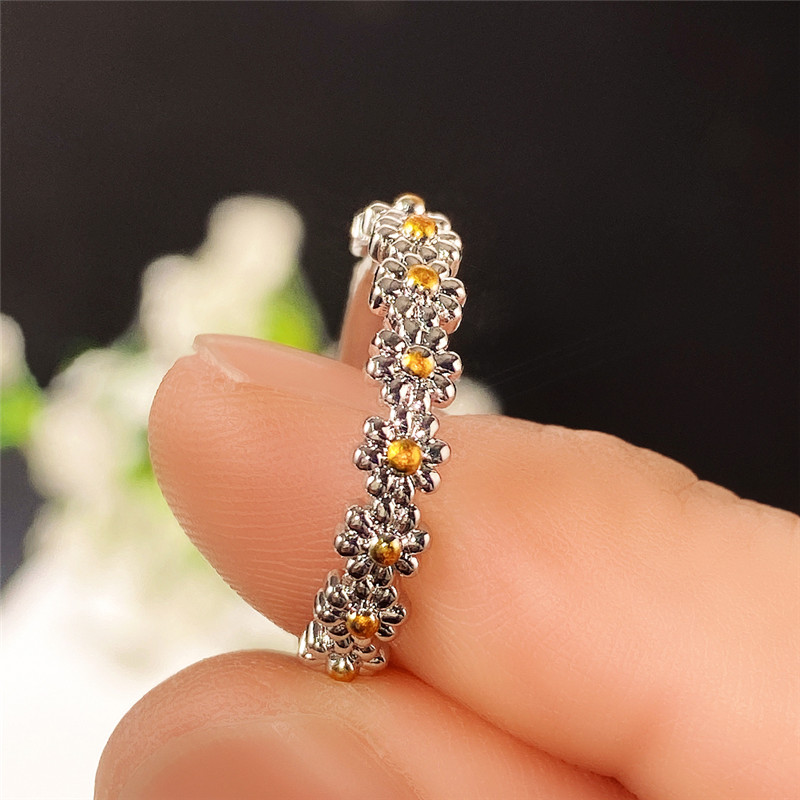 Huitan Esthetische Little Daisy Ringen Voor Vrouwen Eenvoudige Stijlvolle Bridal Wedding Party Vinger Ring Delicate Liefde Mode-sieraden