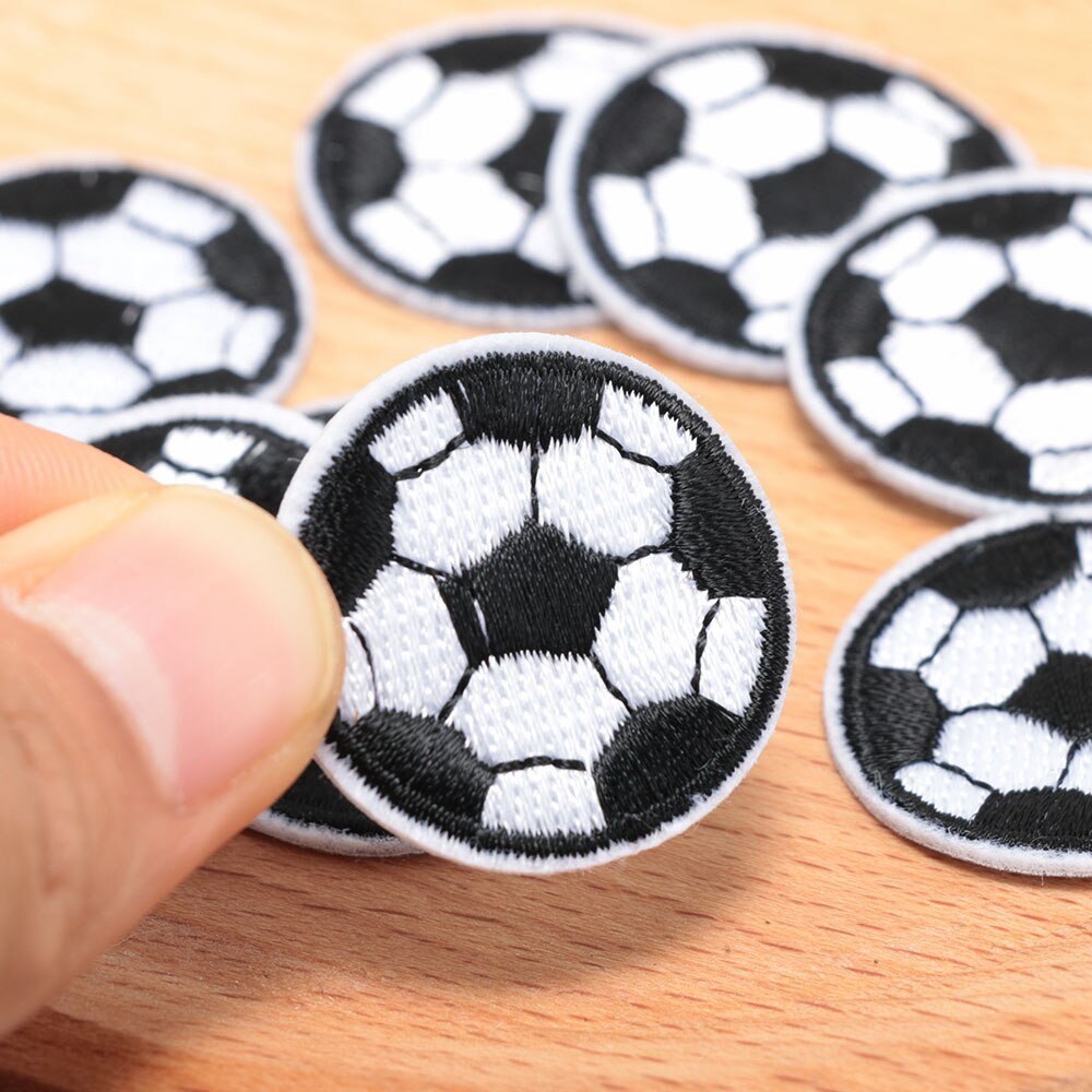 10 stk / parti broderede fodboldplaster til drengeposer tøj jeans jern på tegneserie klistermærker håndlavet beklædningsapplikeret leverandør