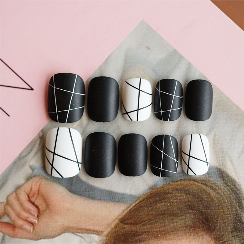 24 stks/set Zwart Witte Lijn Nep Nagels Korte Matte Valse Nagels Vrouwen Manicure Kunstmatige Nail Art Decal Volledige Nail tips