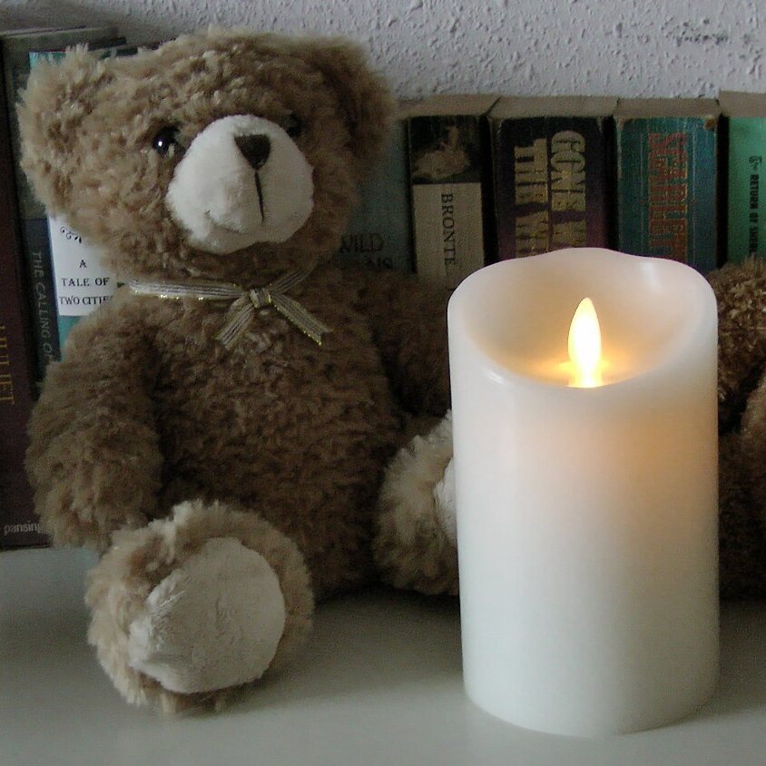 Ksperway 9 Inch White Battery Operated Dancing Flame Led Wax Candles with Timer