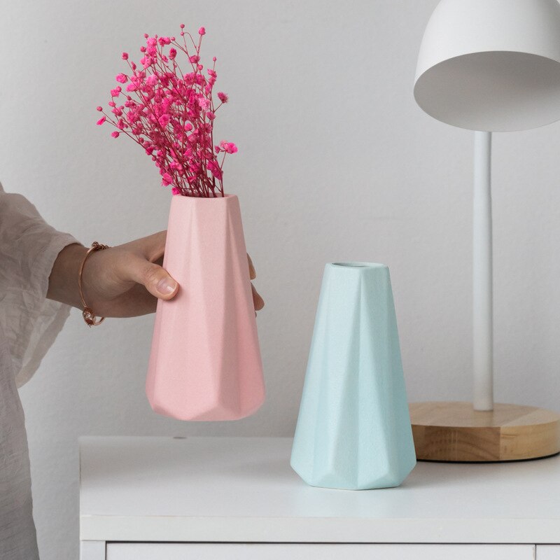 Keramisk vase boligindretning groft keramik diamant origami bred mund morandi enkel moderne stue tv skab sort blå
