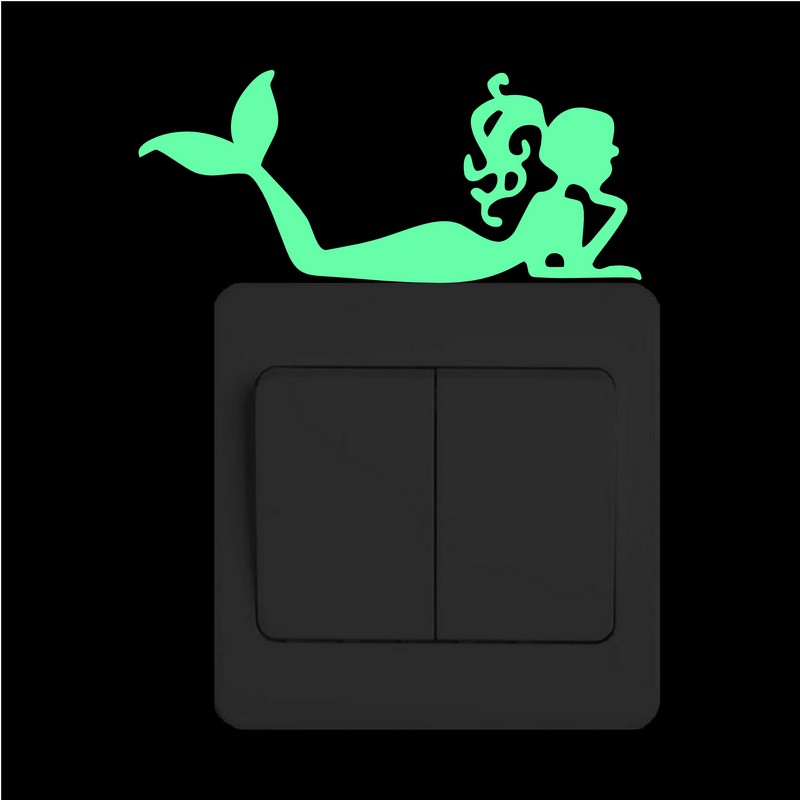 Cartoon Mermaid Liggen op de Schakelaar Sticker Glow in The Dark Muursticker voor Kinderen Kamers Decoratie/Home Decor lichtgevende Stickers