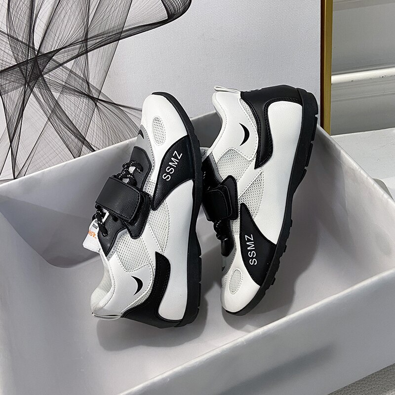 Sneakers til kvinder lave fritidssko blød bund behagelig dame air mesh sko colorblock velcro fladsko: Sort / 5.5